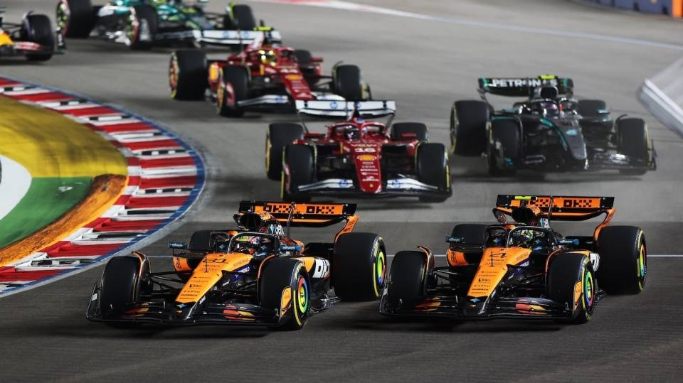 两位车手, 示着, 尽管情况看 两位车手, 示着, 尽管情况看